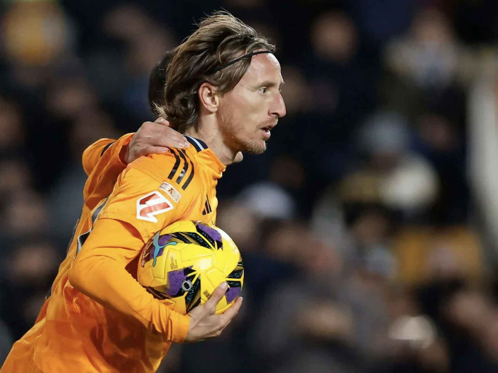 克罗斯观战湖人与东契奇合影：更喜欢看你穿蓝色球衣