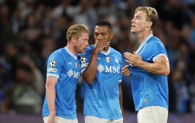 我们从未说过他一句坏话！快进来！#mufc 来源：The United Stand＂