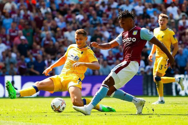 足球欧冠裁判组遭强烈质疑，争议球镜头热议不断